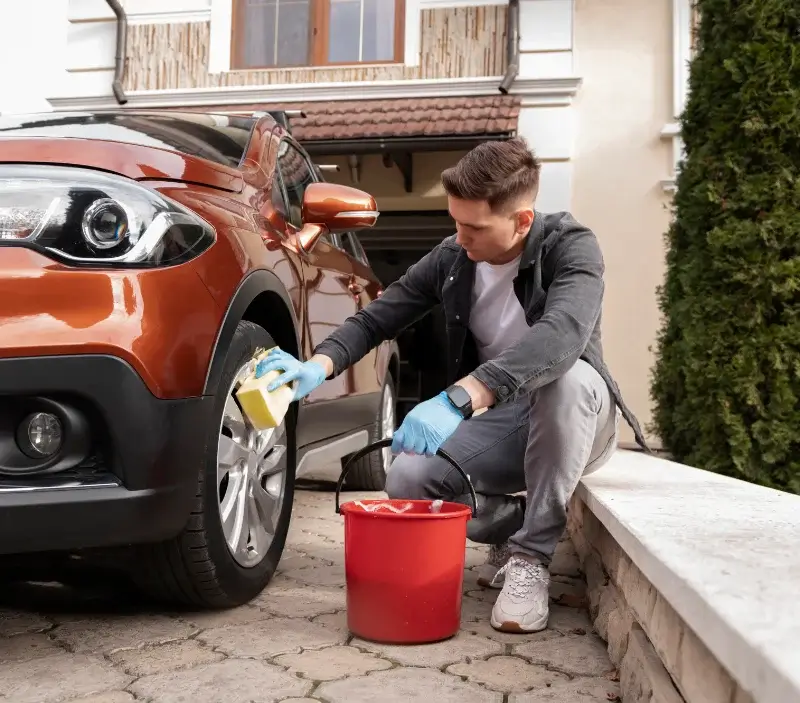 Lavage auto à domicile Bois-d'Amont : professionnel intervenant sur un véhicule
